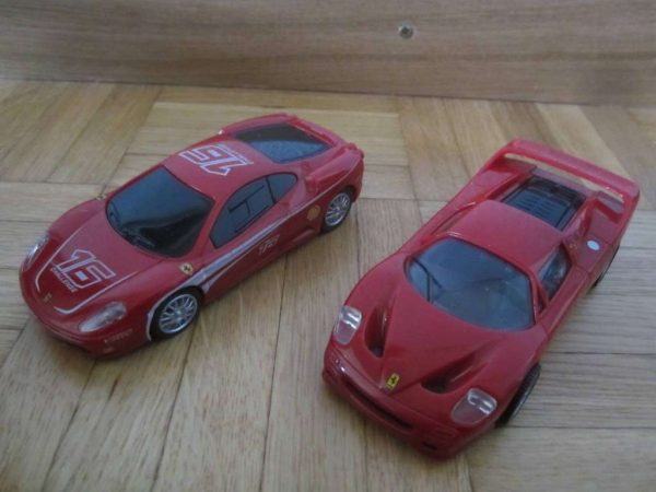 Lot de 2 véhicules à friction Ferrari 1:38 : selon photos