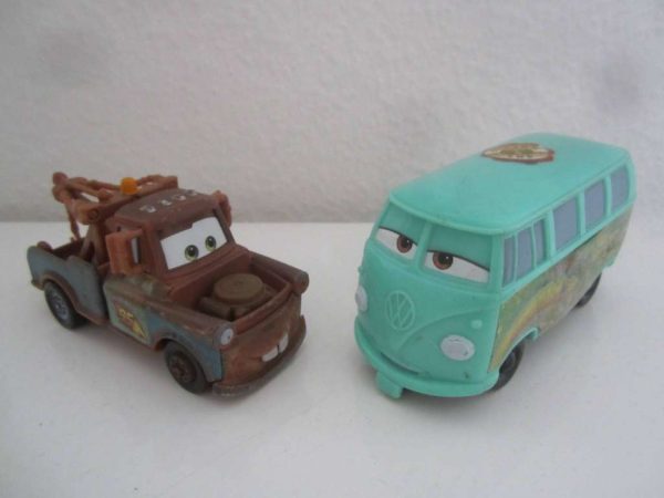 Jouet : Lot de 2 véhicules Cars selon photos