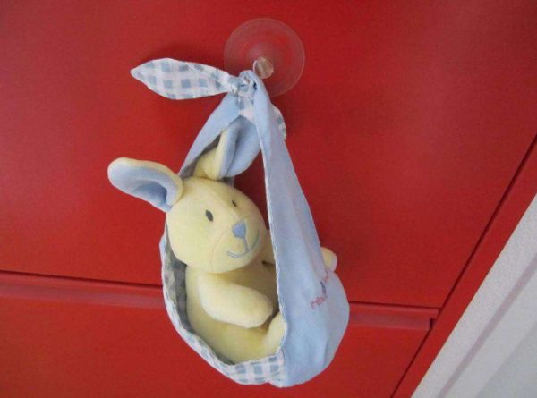 Peluche "Baby on Board" à fixer sur vitre voiture (ventouse)