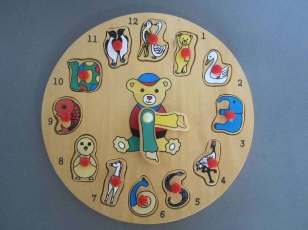Horloge en bois pour apprendre l'heure (d'occasion).