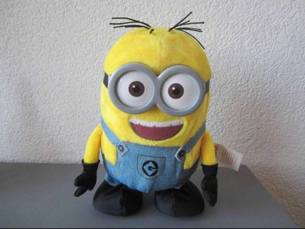 Peluche minion électronique (parle et marche) en bon état.