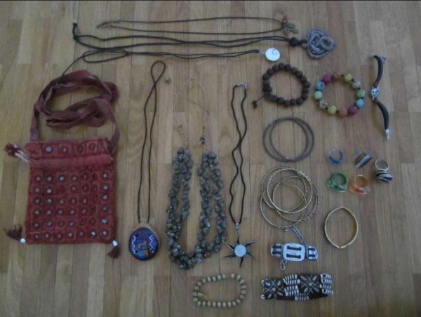 Petit sac bordeau & nombreux bijoux fantaisie, selon photo