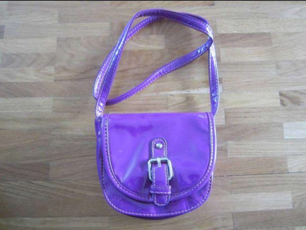 Petit sac à bandouillère violet (fermeture à velcro).