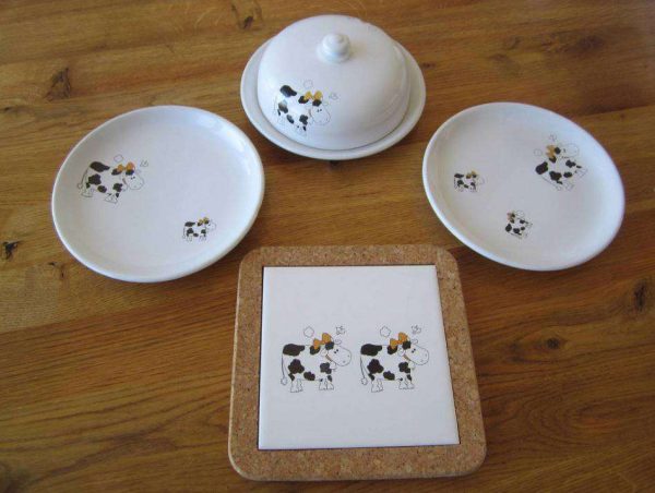 Lot vaisselle avec motif "vache" déco CH (en bon état).