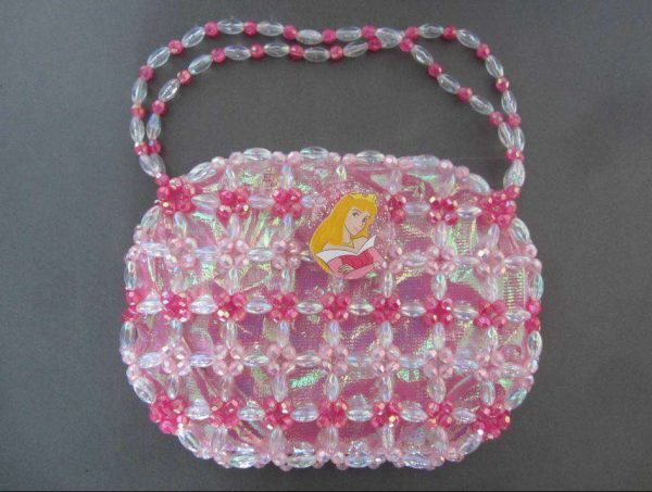 Petit sac en perles roses pour fillette.