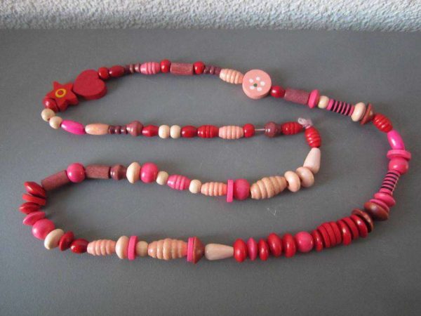 Collier en bois long pour fillette (tons rose/rouge).
