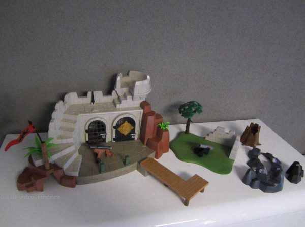Fort avec geôle Playmobil + canons + divers, selon photos