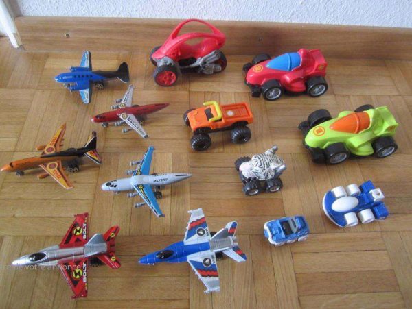 Jouet : Lot de 13 véhicules (avions & voitures) en l'état