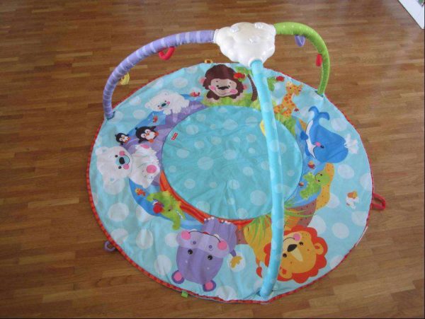 Tapis d'éveil Fisher-Price (en bon état) lavable en machine.