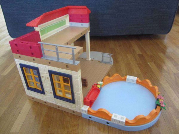 Playmobil maison avec bassin : selon photos.