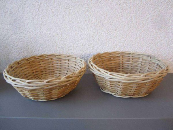 Lot de 2 corbeilles en osier (diam. supérieur env. 18 cm).
