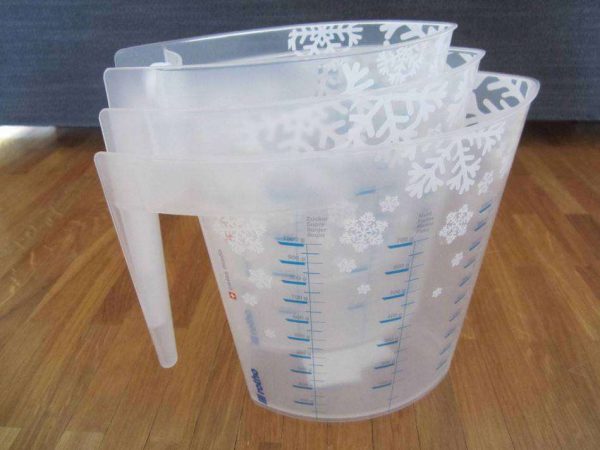 Set de 3 gobelets gradués neufs : 1, 0.5 et 0.3 litre.