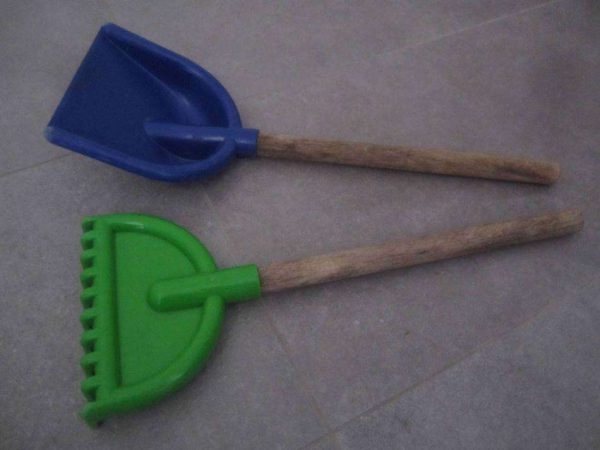 Jouet enfant : Lot râteau & pelle plastique / manche bois.