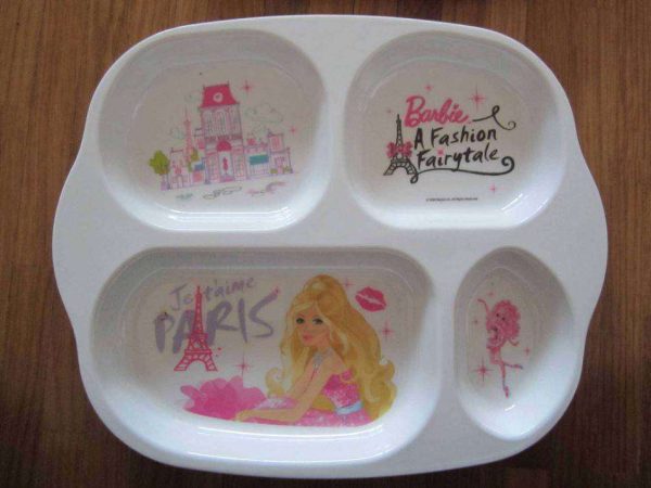 2 assiettes à 4 compartiments en plastique Barbie : 5.-/pce