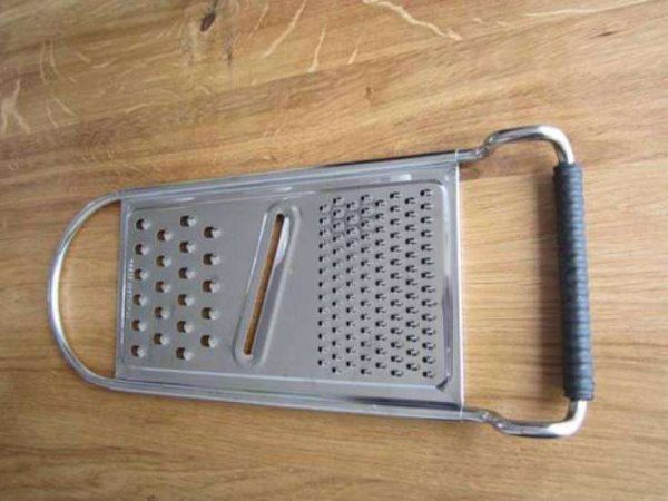 Râpe de cuisine en inox avec appui en caoutchouc