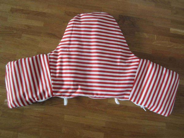 Réducteur de chaise bébé bleu et rouge rayé