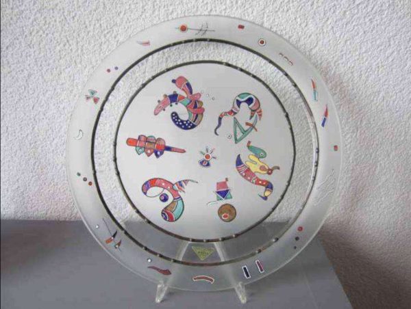 Assiette "Czech Design from Miracle Studio" avec son support