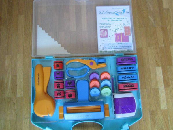 Valise avec nombreux outils pour scrapbooking + CD.