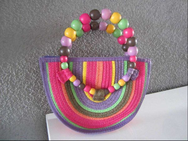 Petit sac avec poignées en perles multicolores