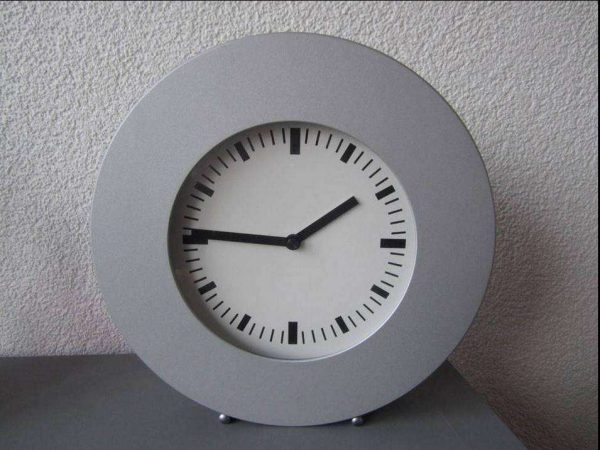 Horloge alu IKEA à poser (env. 25 cm de diamètre)
