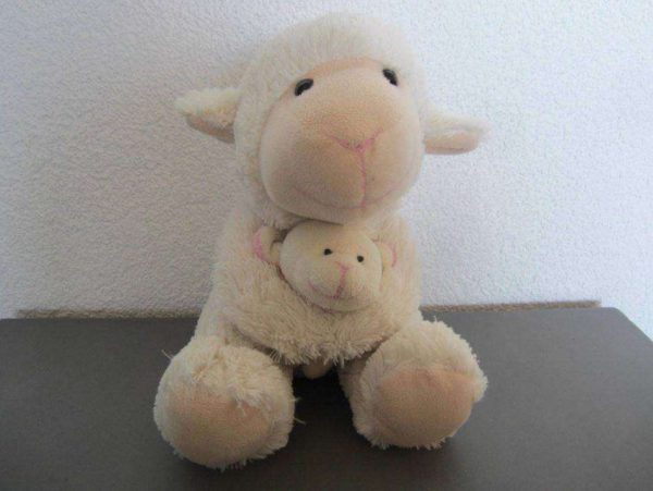 Peluche Mouton et son petit dans les bras (env. 21 cm)