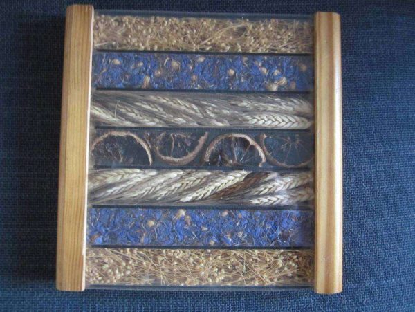 Sous-plat avec végétaux séchés (dim. : env. 23 x 23 cm)
