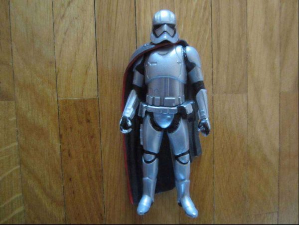 Figurine Star Wars Captain Phasma : selon photo.