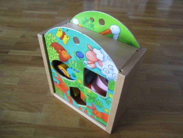 Boîte avec formes à insérer en bois (manque 1 forme).
