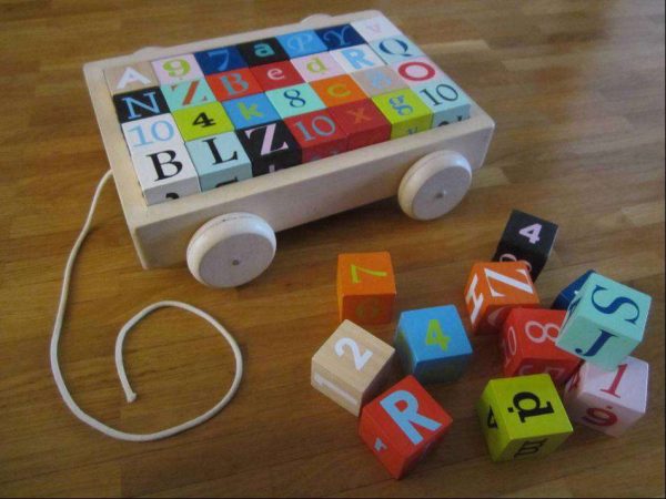 Chariot à tirer avec 39 cubes en bois Juratoys (bon état).