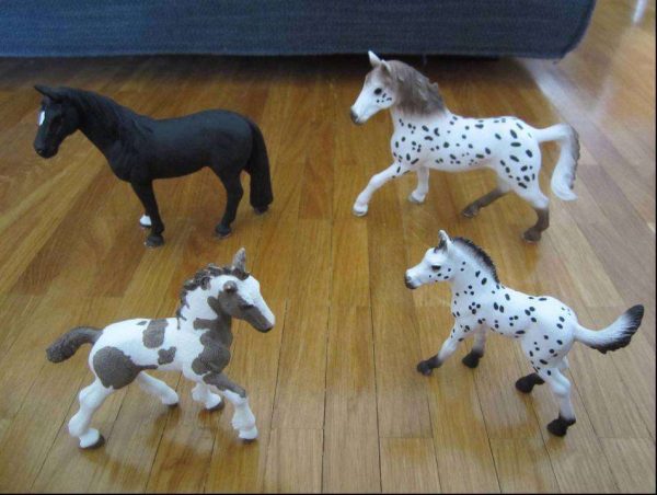 Lot de 4 chevaux Schleich (en bon état)
