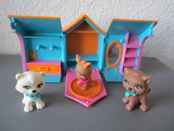 Niche Polly Pocket (haut. env. 8.5 cm) + 3 figurines chien.