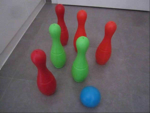Jeu de quilles : 6 quilles et 1 balle en plastique
