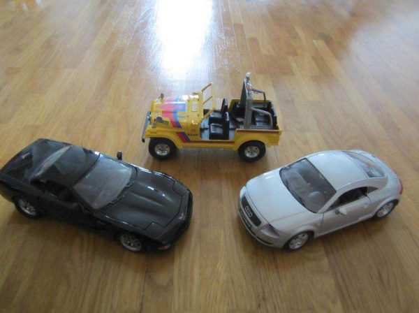 Lot de 3 voitures 1/24 (d'occasion)