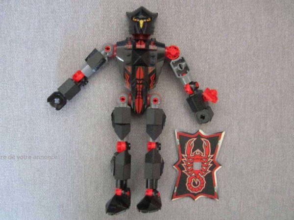 Lego personnage noir, gris, rouge