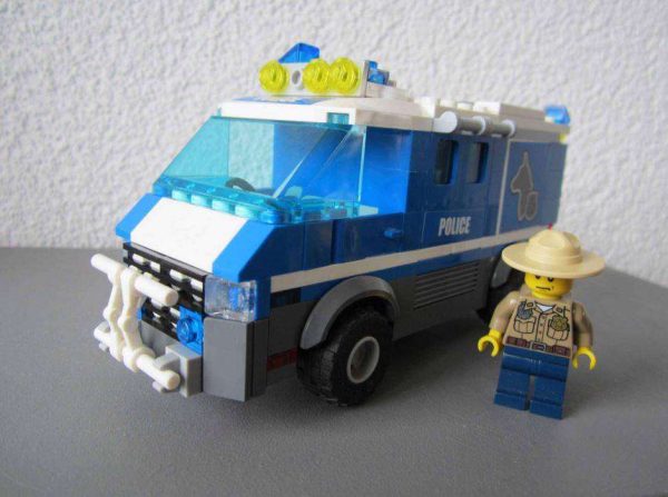 LEGO véhicule police + personnage (pas complet)
