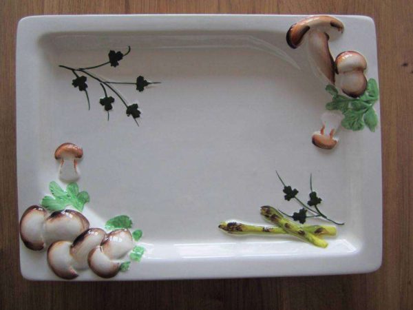 Plat artisanal, motifs champignons (dim. : env. 36 x 26 cm)