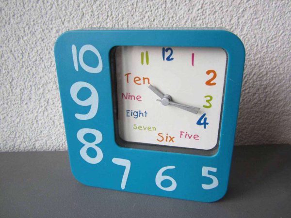 Horloge à poser (environ 14 x 14 cm)