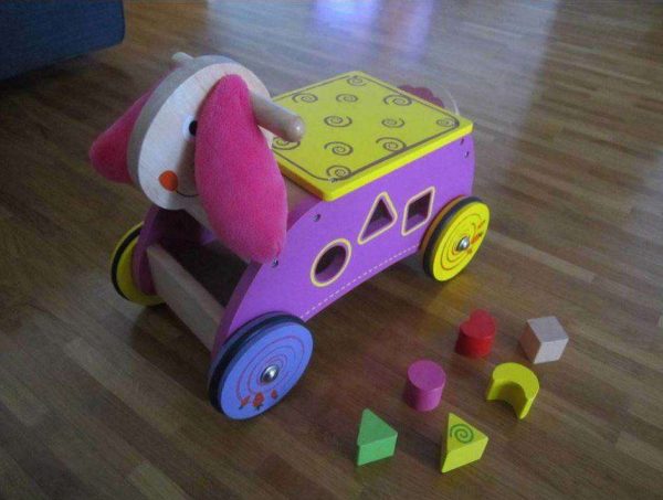 Véhicule pour petits enfants / porteur en bois.