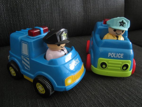 Lot de 2 véhicules police avec personnage (env. 13 cm)
